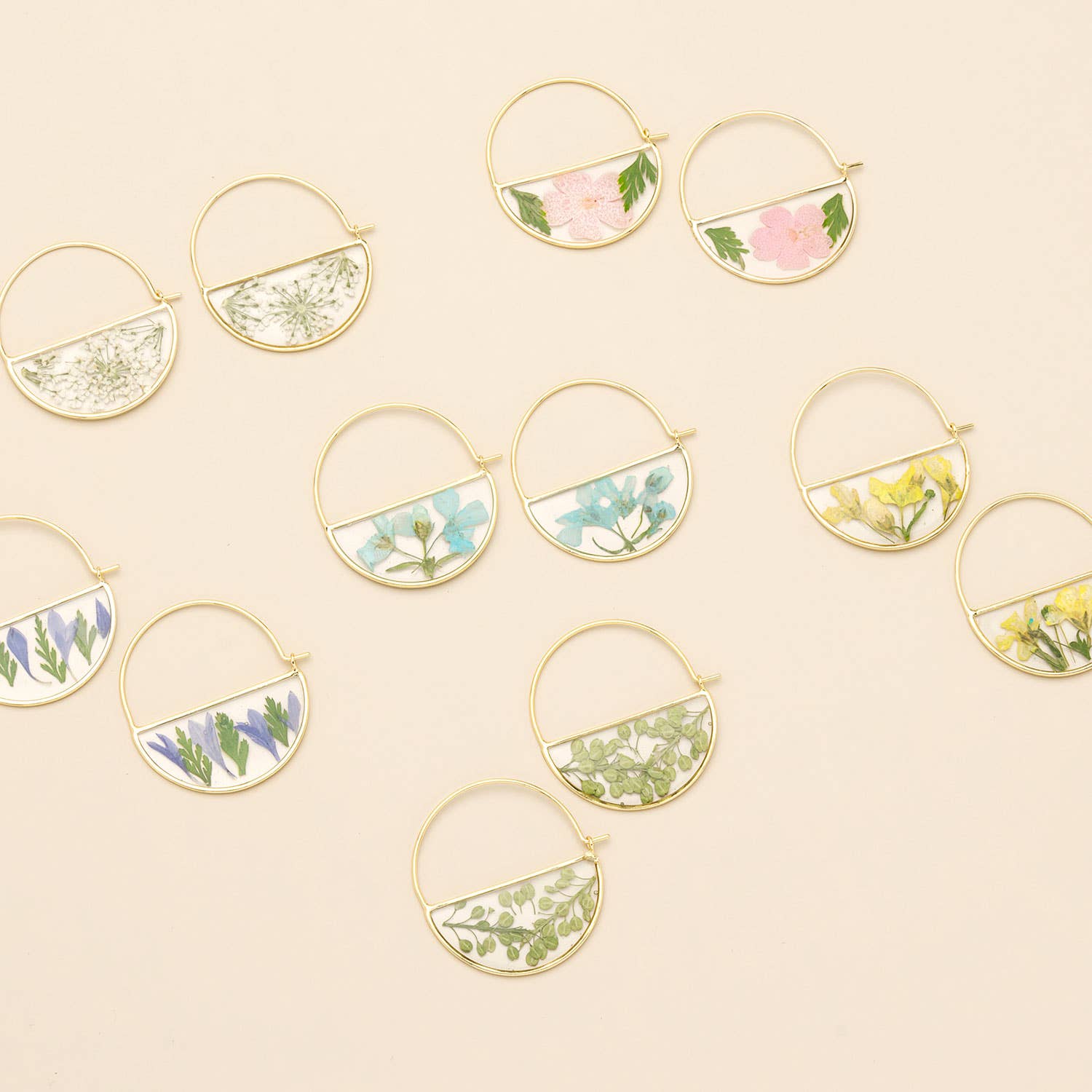 Pressed Flower Hoop Earring - White Lace Flower/Gold